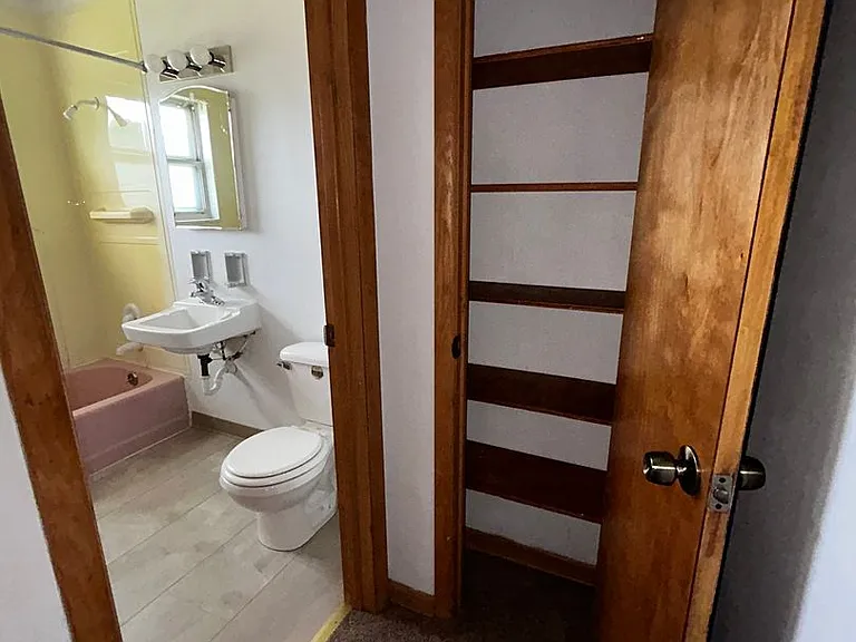 2410 W Howard Ave — Photo 4