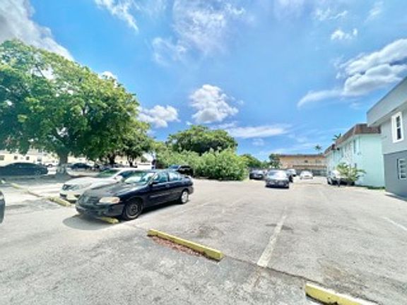 2nd image of 2846 Fillmore St #16