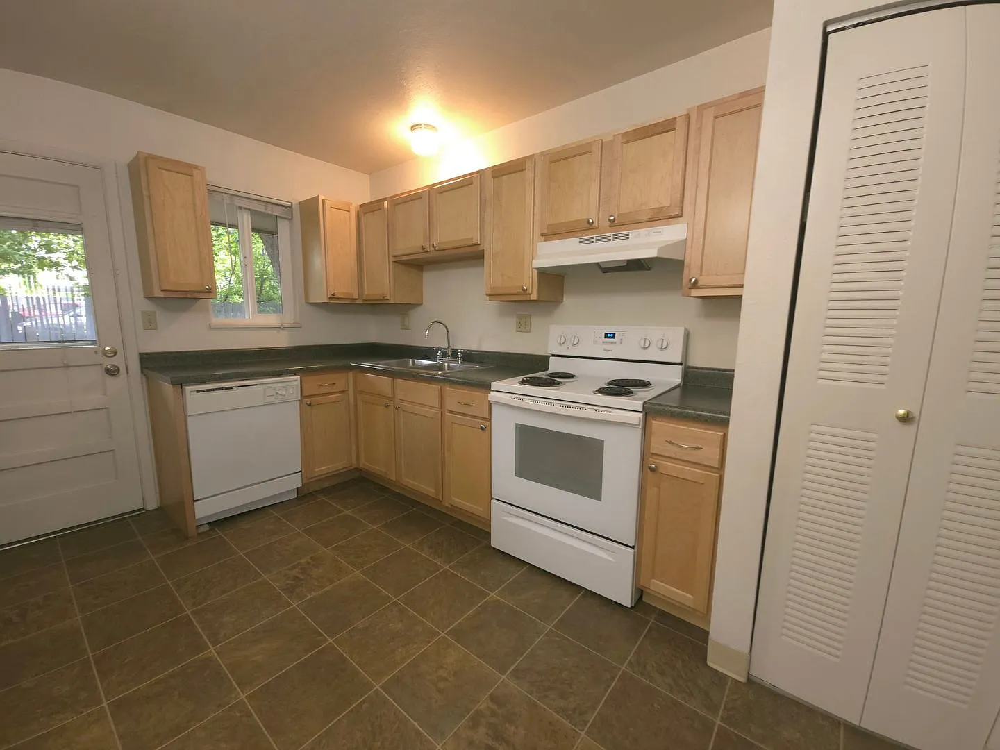 *Available Now* Secluded Corner Unit One Bedroom Near Campus — Photo 4