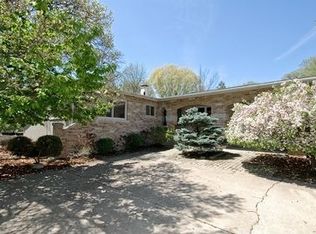 255 Stone St, South Elgin, IL 60177