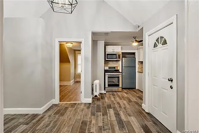 Building Photo - 104 Sickles Ave #3