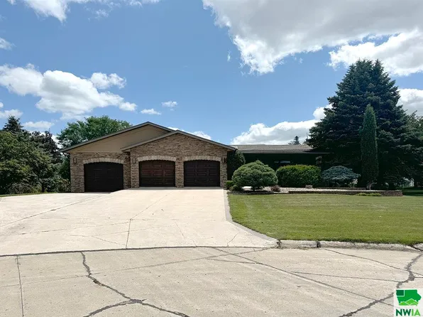 637 6th St NW, Sioux Center, IA 51250