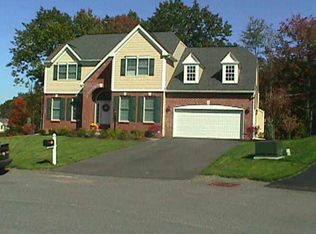 22 Wayfield Ln, Cohoes, NY 12047