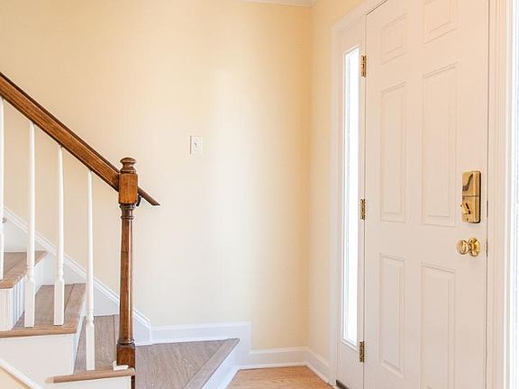 3rd image of 6728 Queen Annes Dr