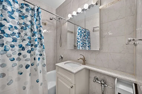 Bathroom, photo 1