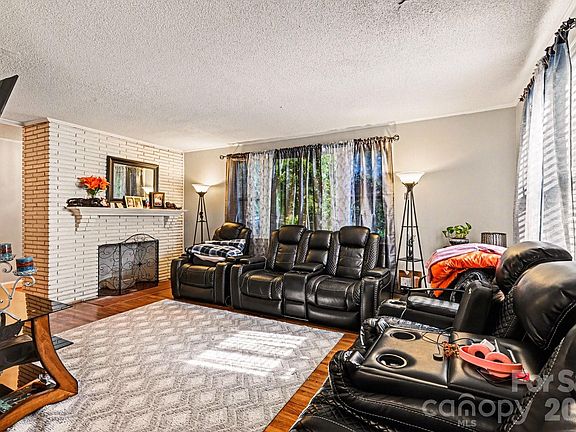 3rd image of 102 Azalea Rd