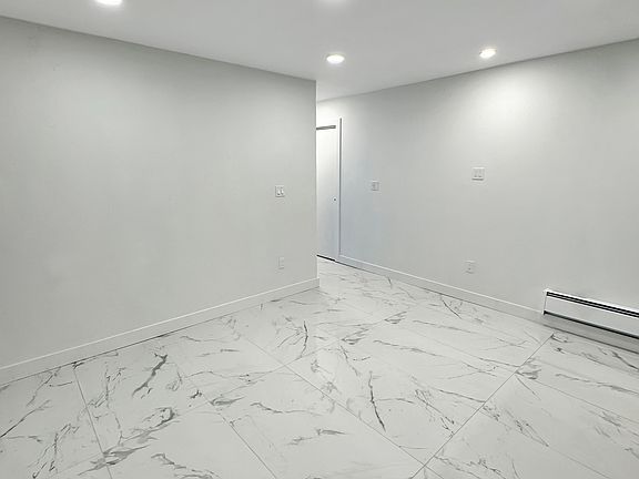 LIVING ROOM (UN-STAGED)