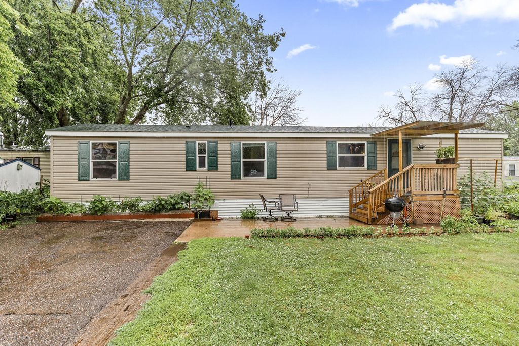 2401 Bison Dr, Maplewood, MN - View 2