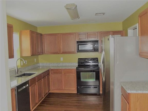 4th image of 409 Briaroaks Dr