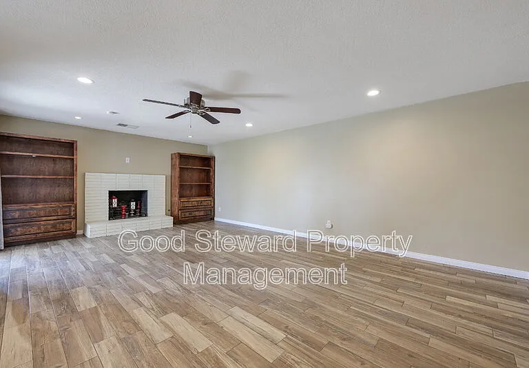 1219 N Van Buren St — Photo 32