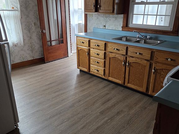 3rd image of 705 Richmond St