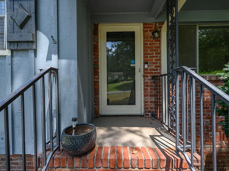 1440 Hickory Ln — Photo 4