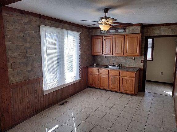 3rd image of 302 W Patterson St