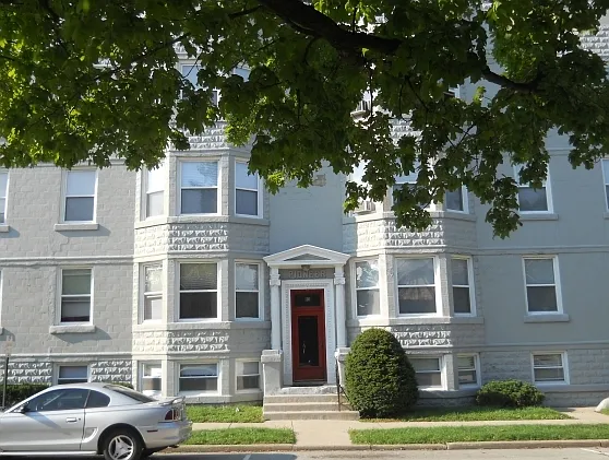 101 1/2 E Chicago St #23