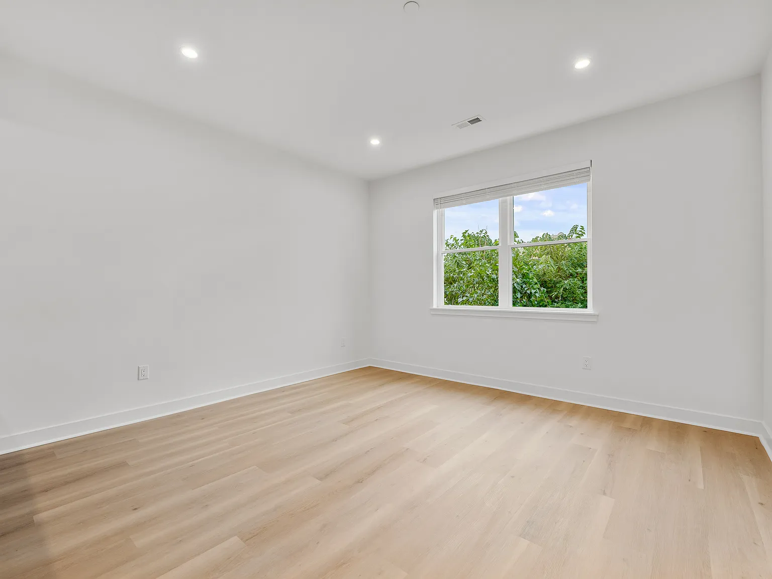 3 bed, 1300 sqft, $2,400 — Photo 4