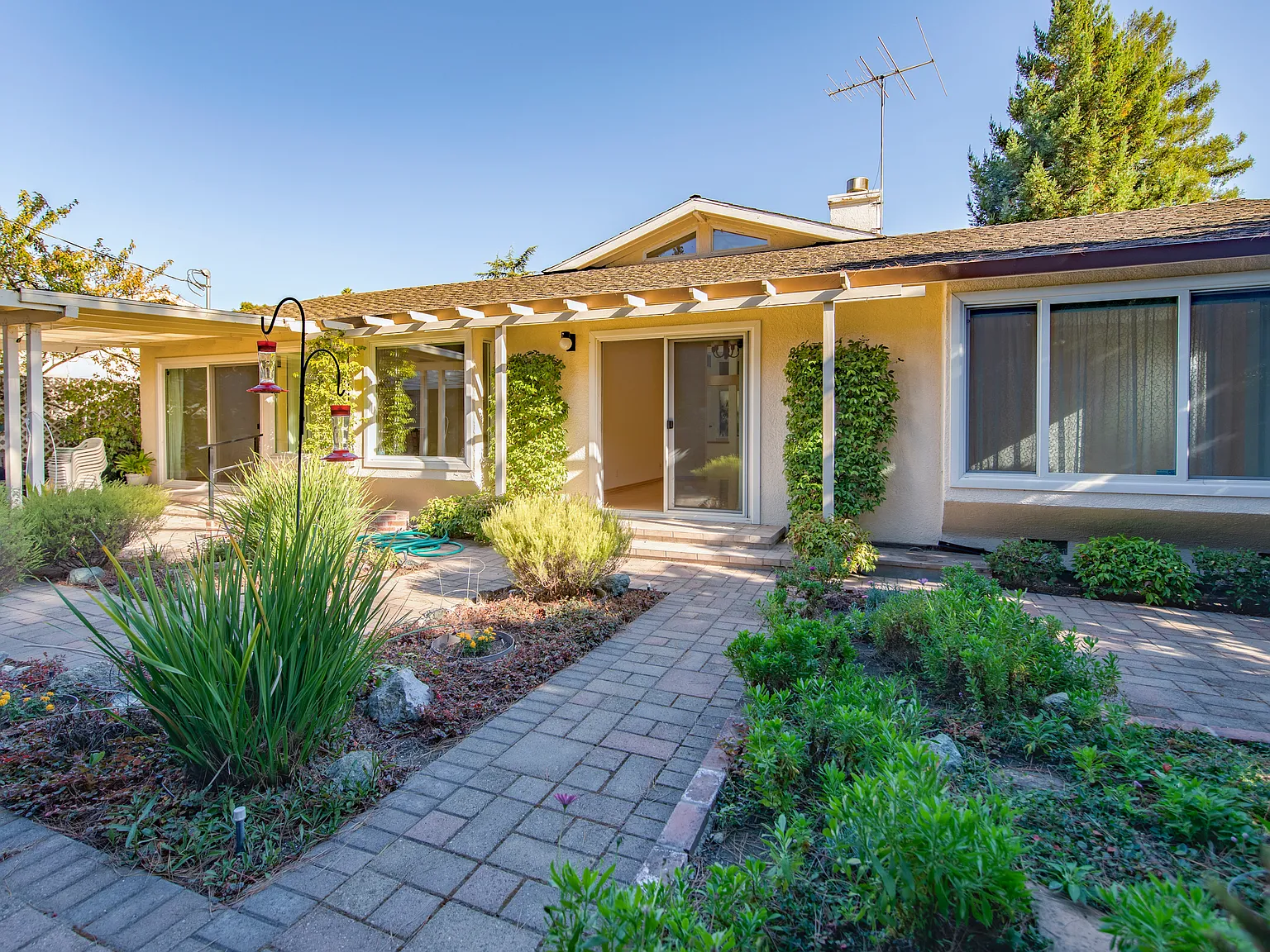 908 Glennan Dr — Photo 1