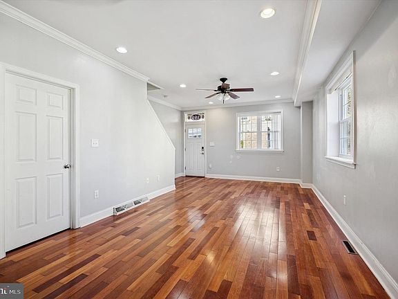 4th image of 389 Conarroe St