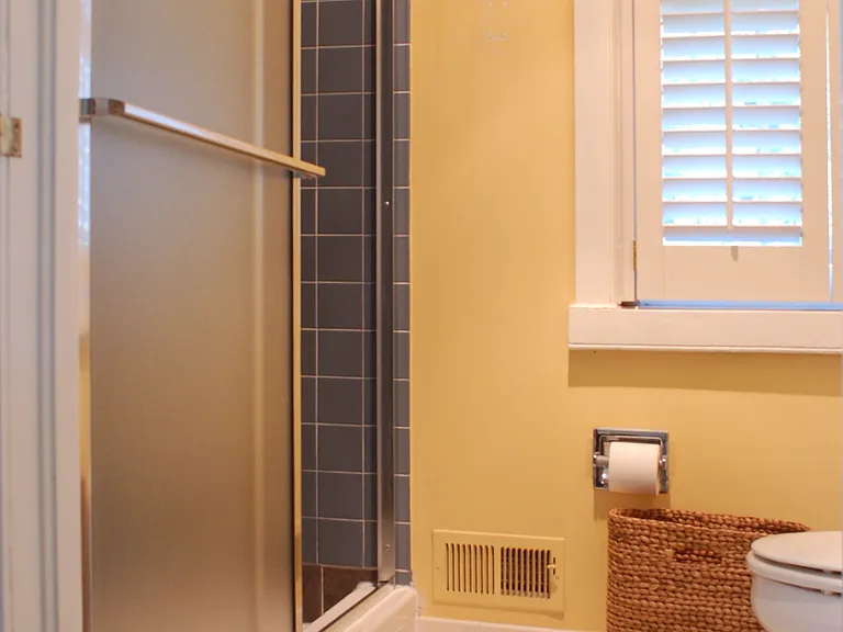 2nd bathroom (upstairs)