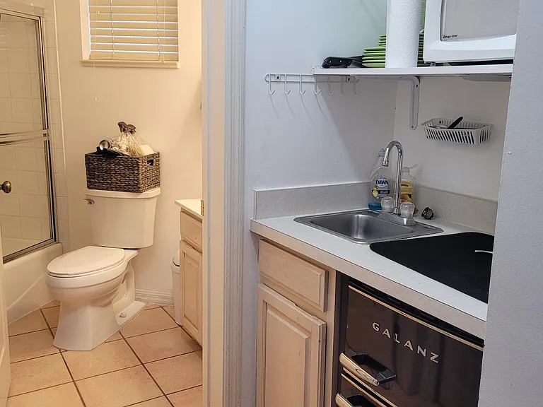 Studio kitchenette 
Bathroom with shower - tub