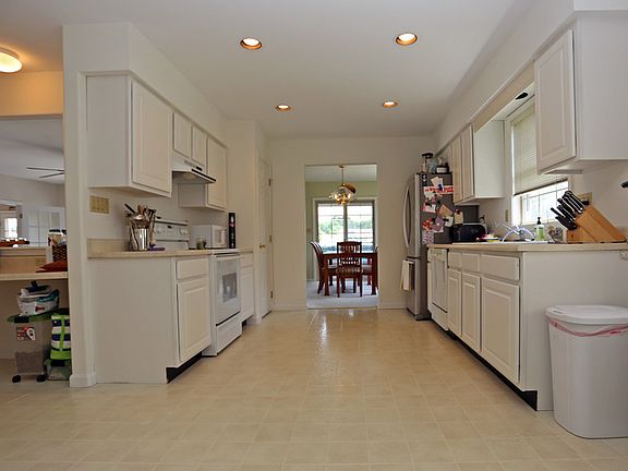 5th image of 130 Lakeside Dr