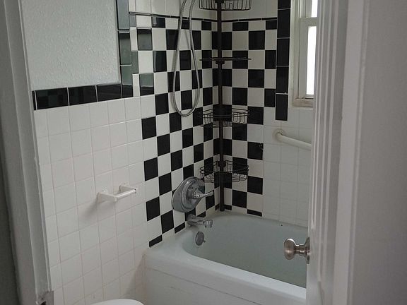 4th image of 803 Hackberry St #1