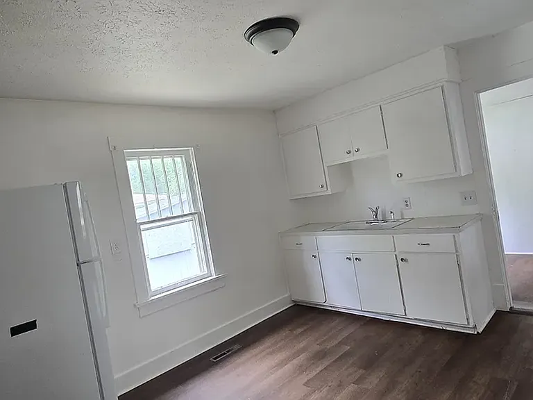 2062 N Albertha Ave — Photo 5