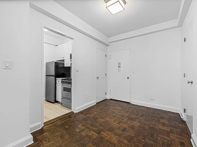136 E 55th St #4N — Photo 3