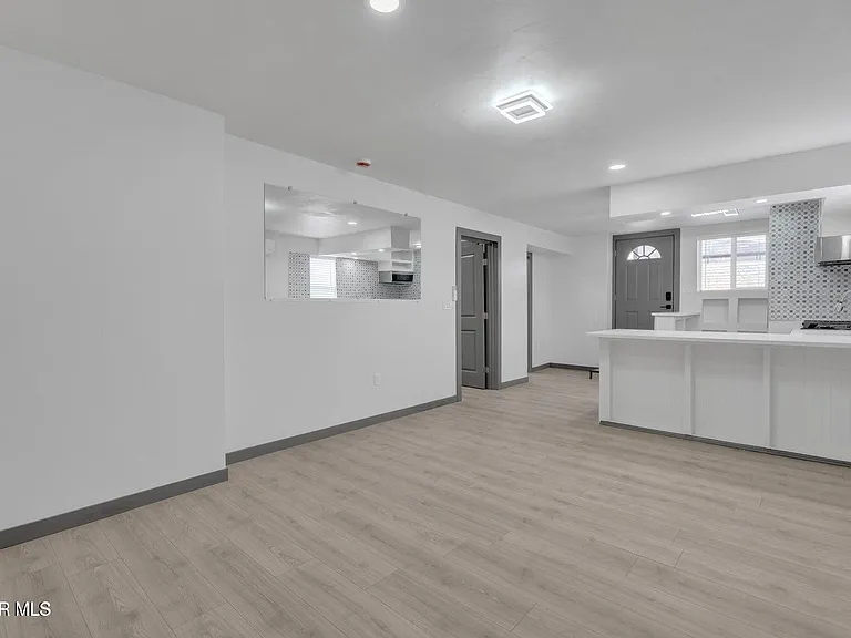 2402 N Kansas St #B — Photo 17