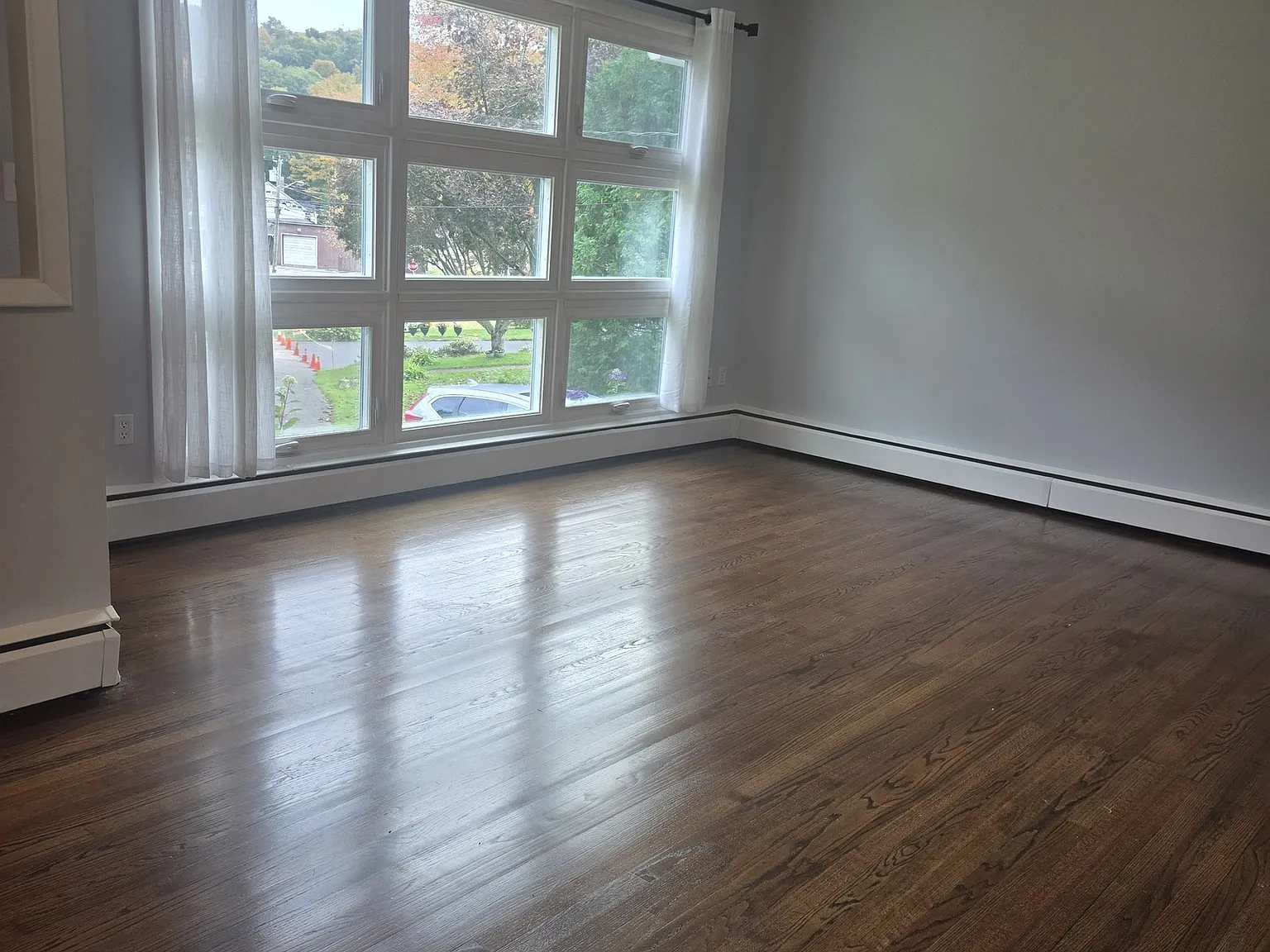 3 bed, 1.0 bath, 1176 sqft, $2,200 — Photo 2