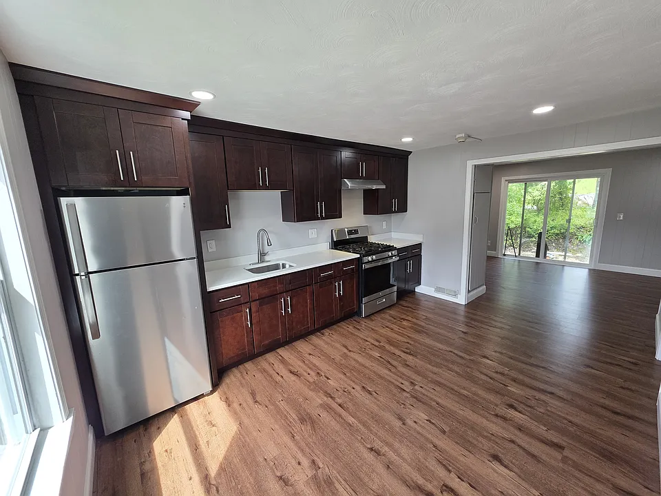 14 Larchmont Ave Townhouse! 2B/1B FreshPaint NewerFloors! CatsOK!