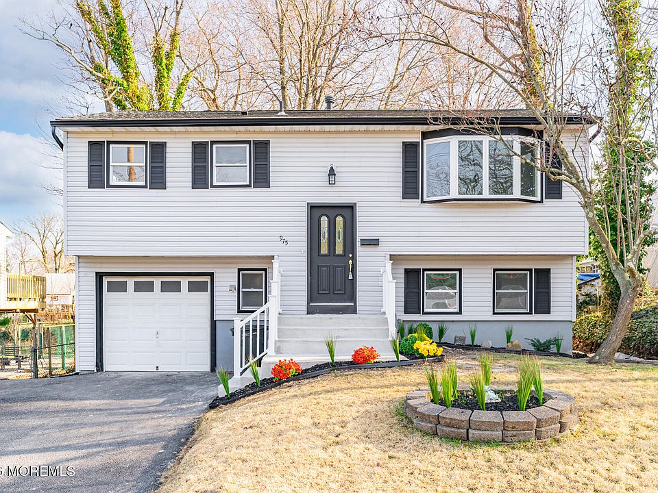 1st image of 975 S Concourse