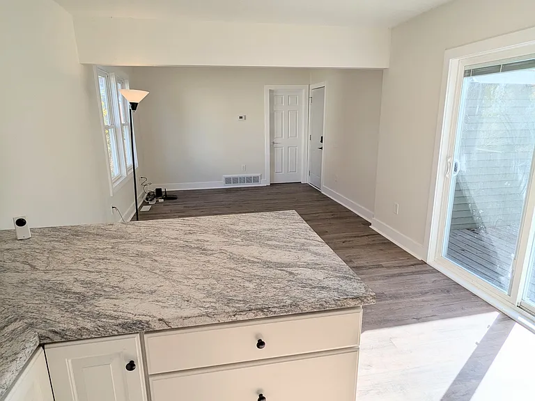 1109 Mills Ave — Photo 8