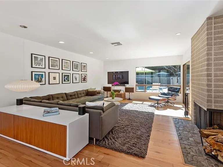 22526 Friar St — Photo 3