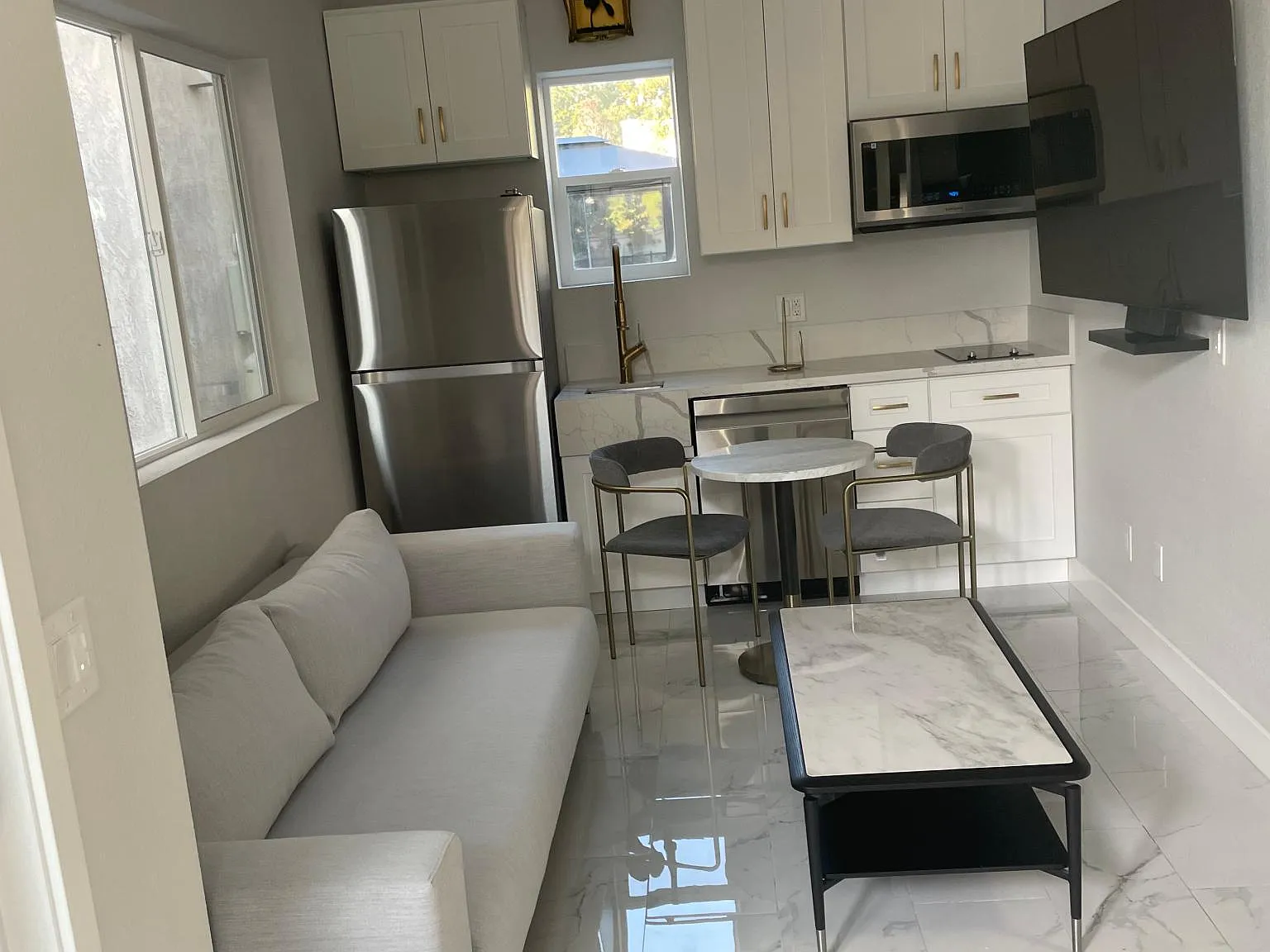 1 bed, 450 sqft, $2,100 — Photo 2