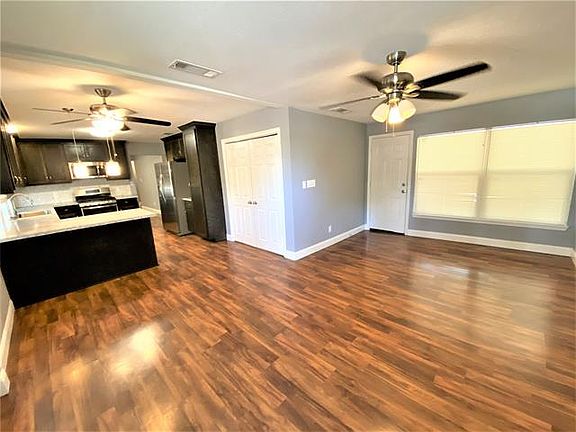 3rd image of 400 Parkview Dr