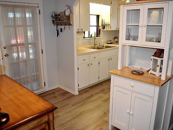 4th image of 28944-32 Hubbard St