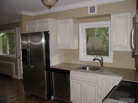 3rd image of 129 Thompson Ave