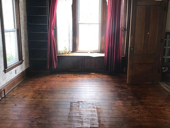 3rd image of 27 East St