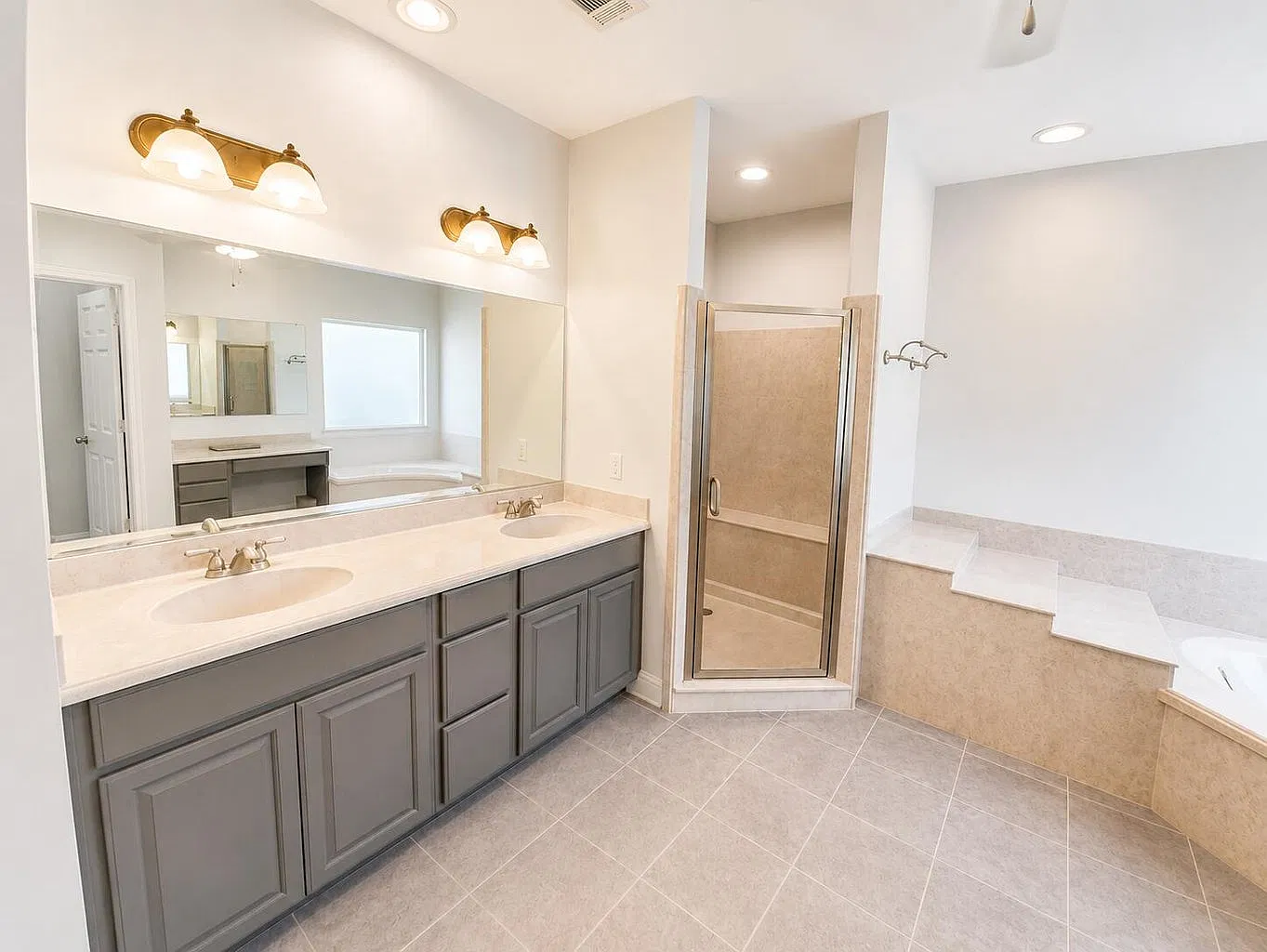4 bed, 2.5 bath, 2842 sqft, $3,800 — Photo 4