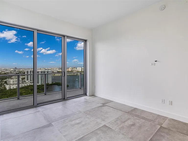 16385 Biscayne Blvd #4 — Photo 31