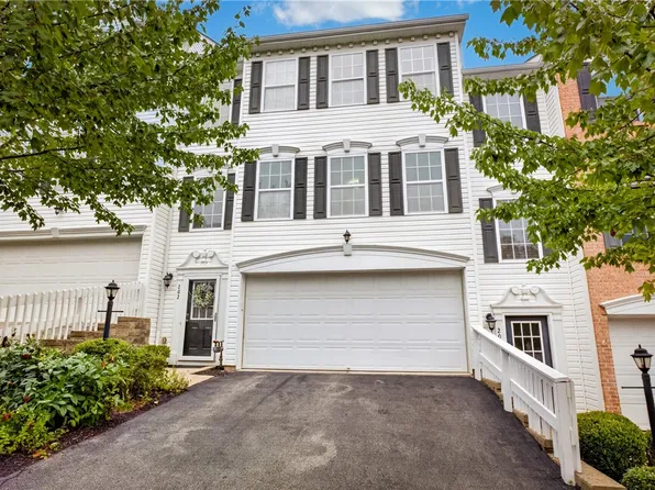 202 Ascot Ct, Coraopolis, PA 15108