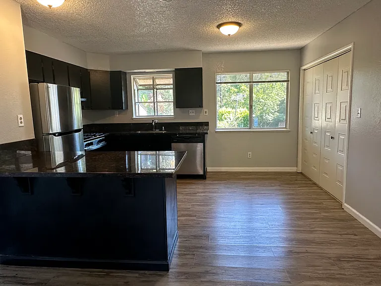 350 Pleasant St #7 — Photo 5