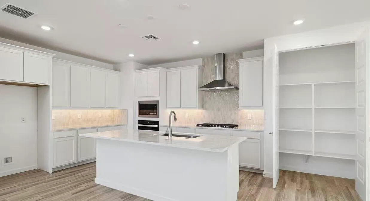 5 bed, 2837 sqft, $3,989 — Photo 3