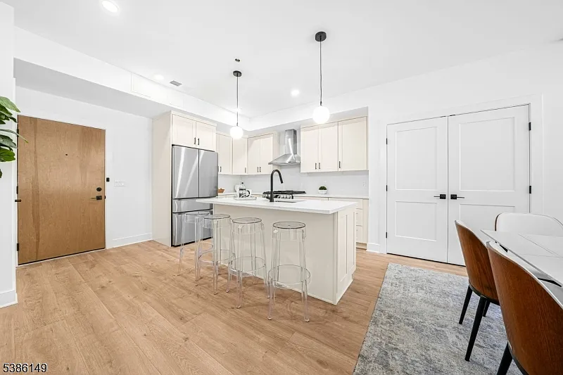 3 bed, 2.0 bath, $4,250 — Photo 4