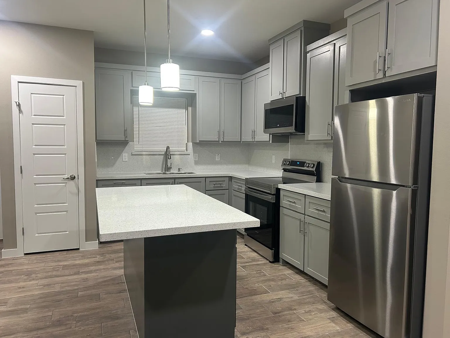 10 bed, 4310 sqft, $1,000 — Photo 2
