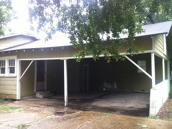 Carport 1/2 enclosed