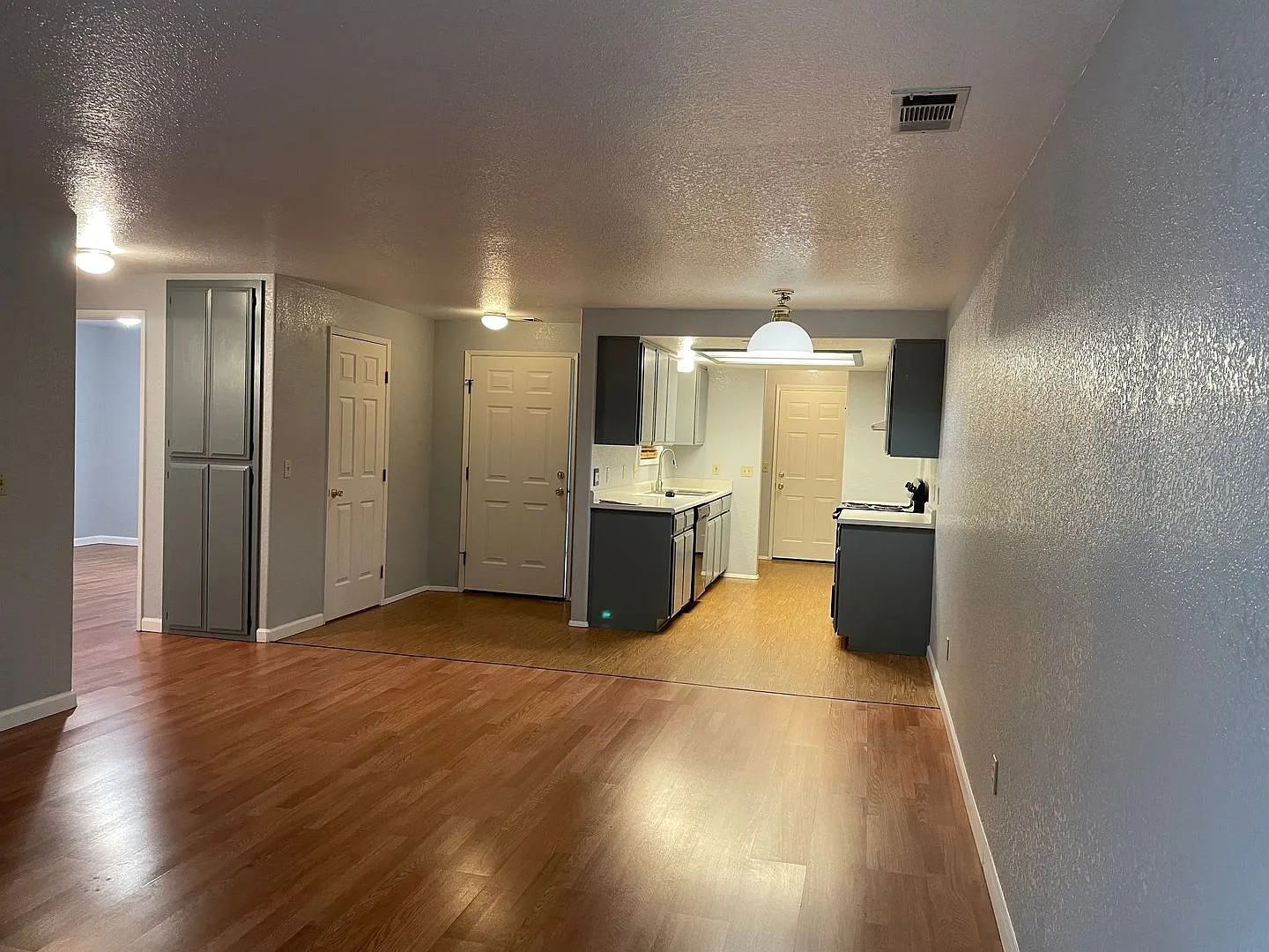 Nice 2 Bedroom 1 Bath Duplex-Located in the Friendly town of Grants Pass — Photo 3