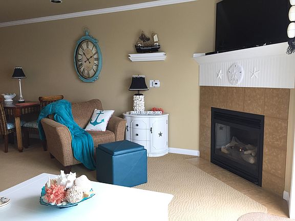 Tastefully decorated with a beach theme.