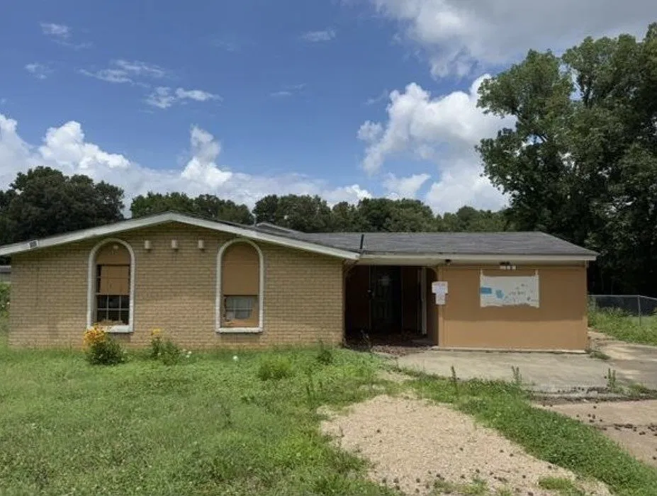 3 bed, 1.0 bath, 1730 sqft, $950 — Photo 1