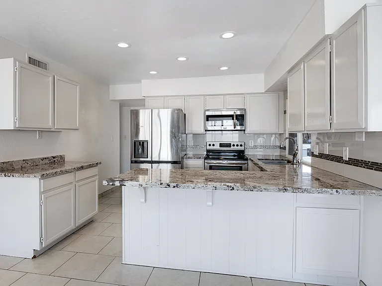 2056 W Des Moines Cir — Photo 11